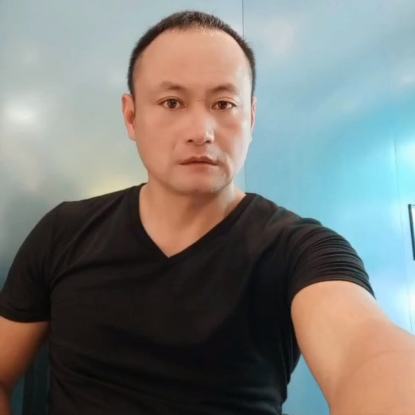 任性迎草莓的照片