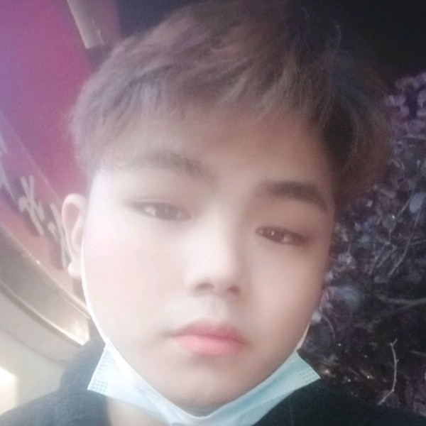 缠绵挽手微笑的照片