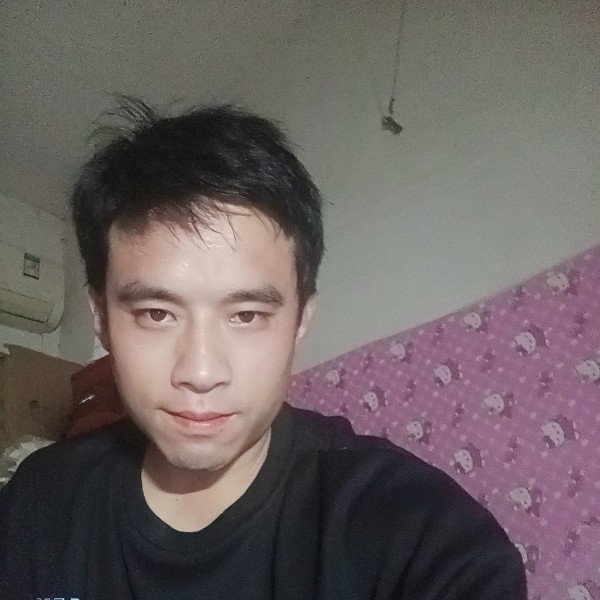 故意扯板凳的照片