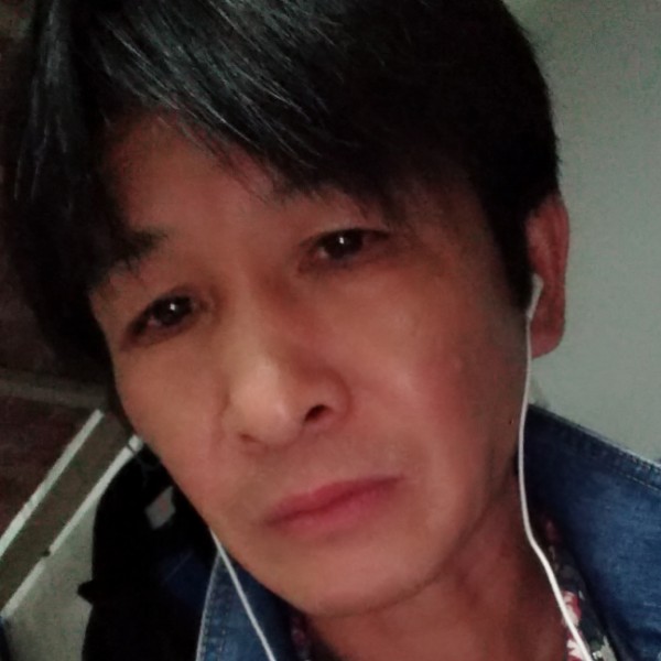 无奈的人在风里的照片
