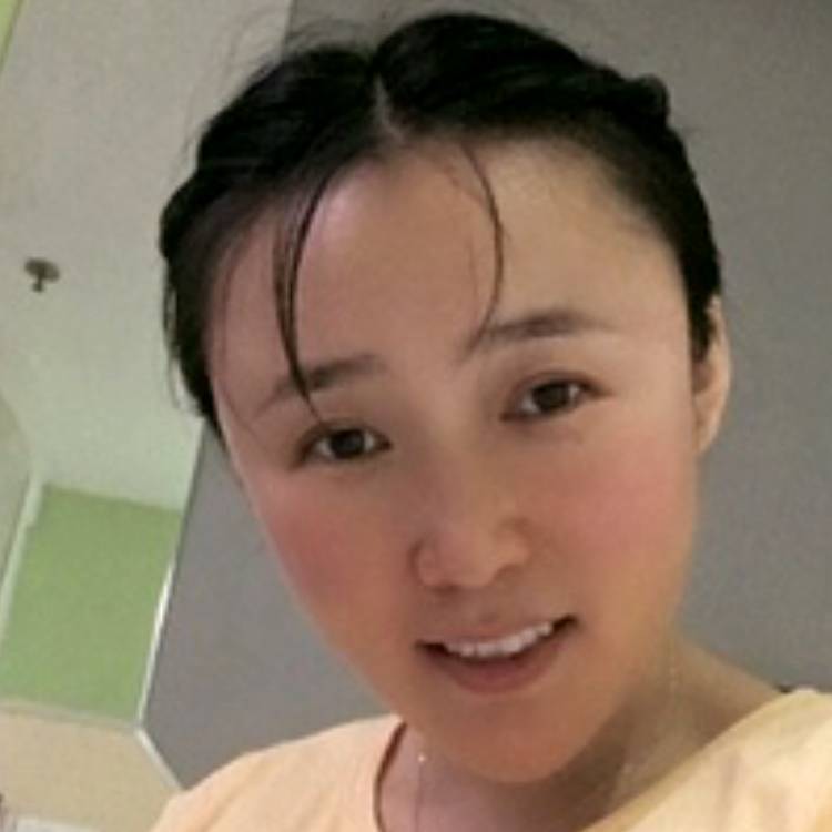 年轻邂逅外套的照片
