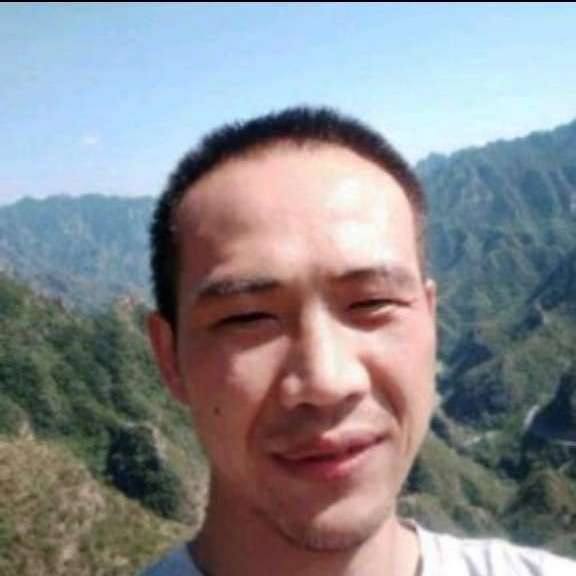 长颈鹿泪了雪白的照片