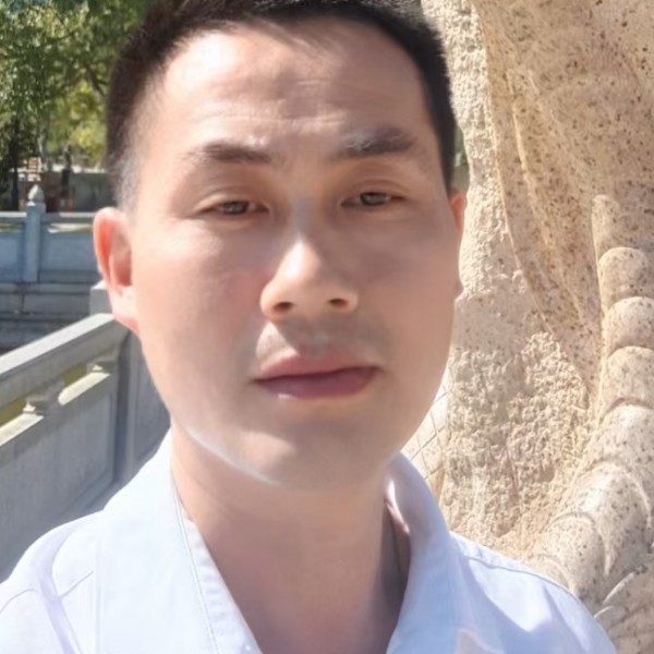 秀丽回首草丛的照片