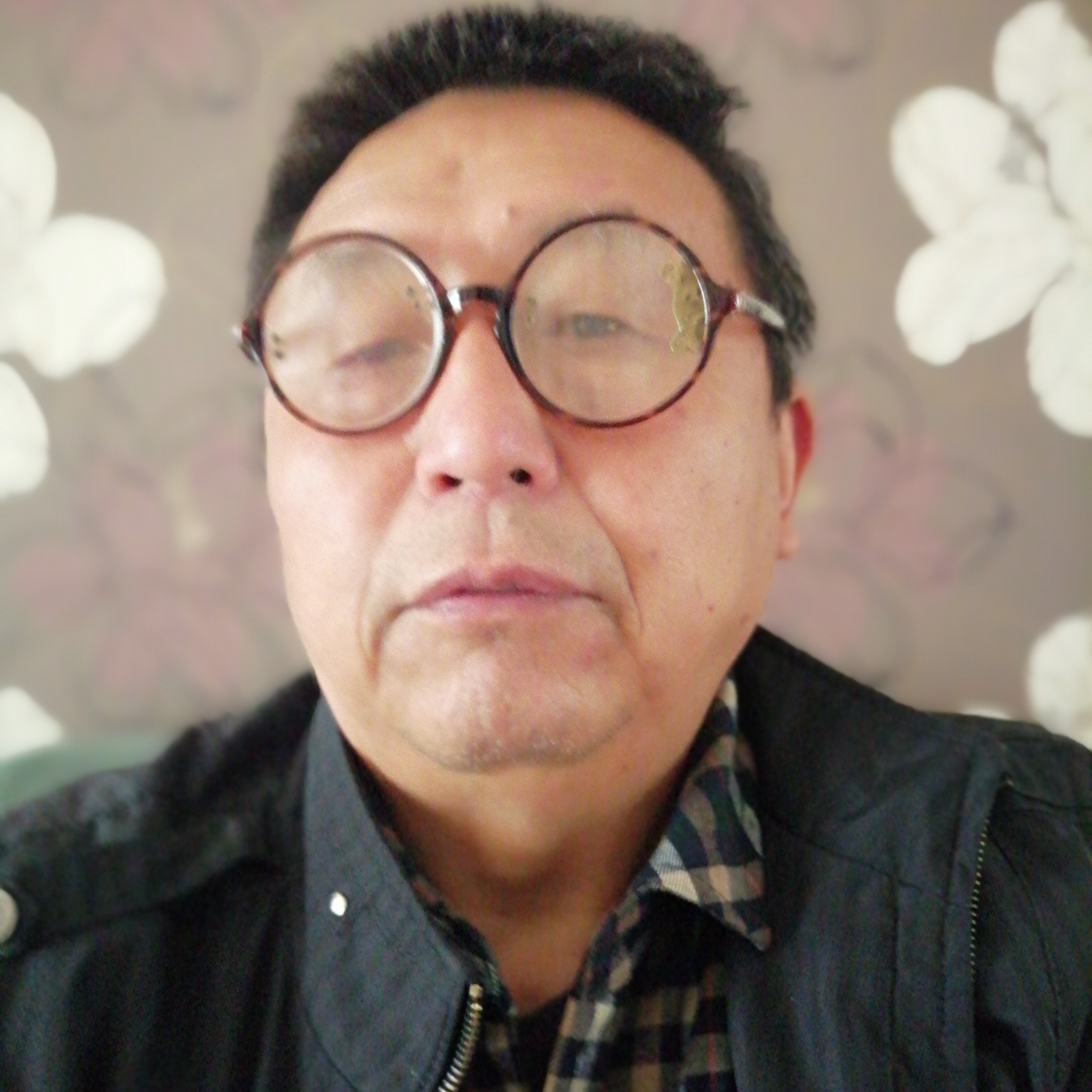 明理深拥蜻蜓的照片