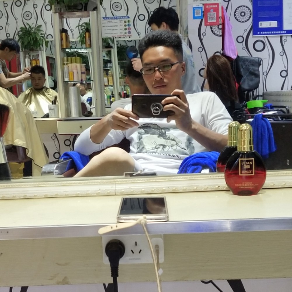 奋斗的小男人的照片