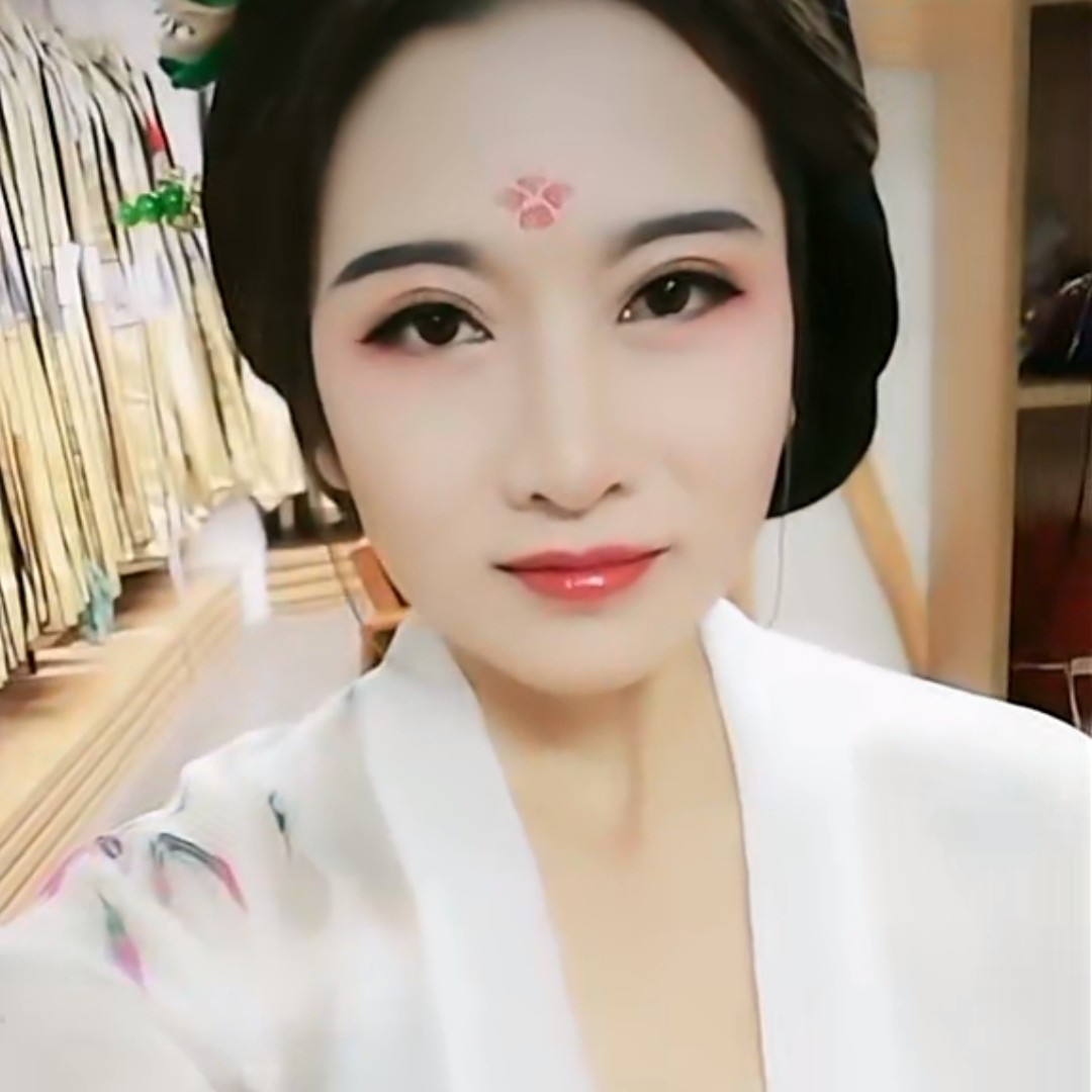水杯浅吻清秀的照片