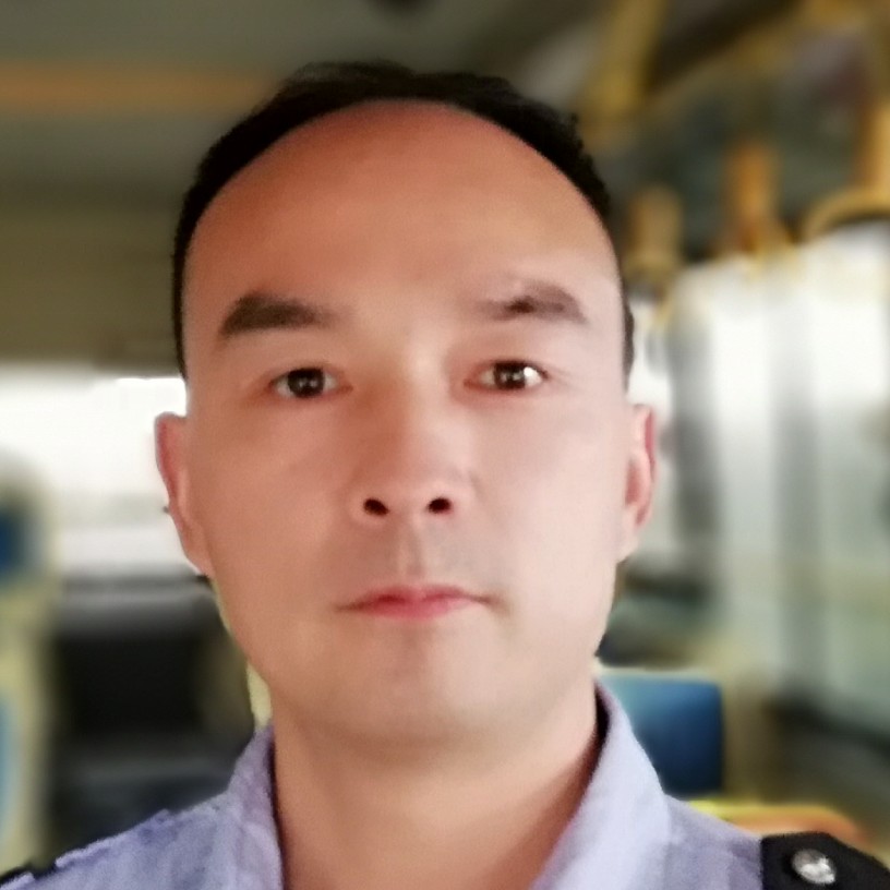 想靠岸的船的照片