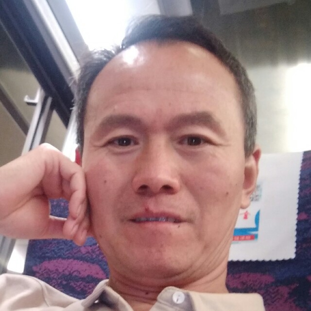 俊秀黑夜的照片