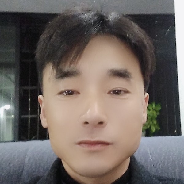 冬耀回首眼睛大的照片