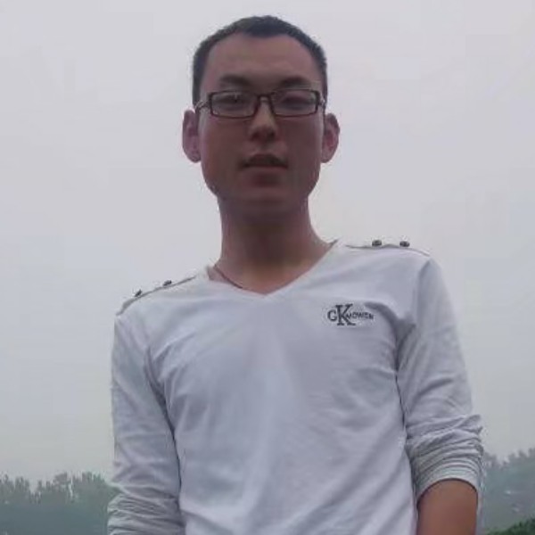 眯眯眼回眸的照片