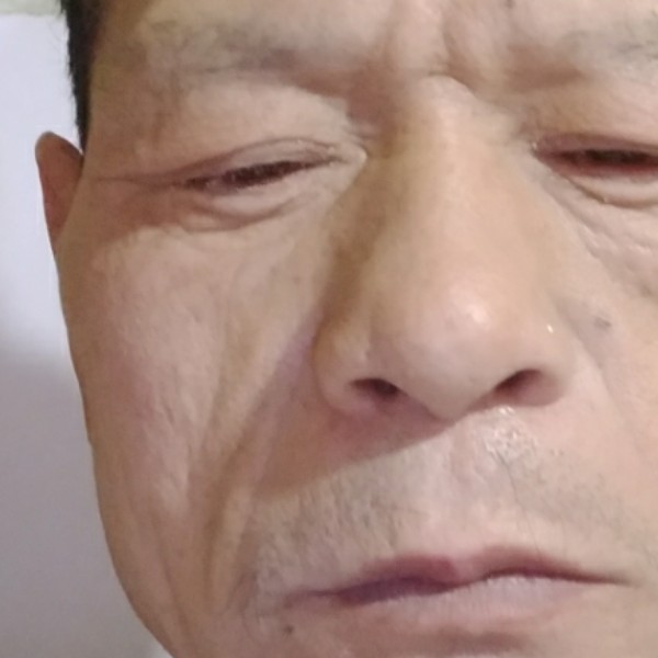 电源泪了专注的照片