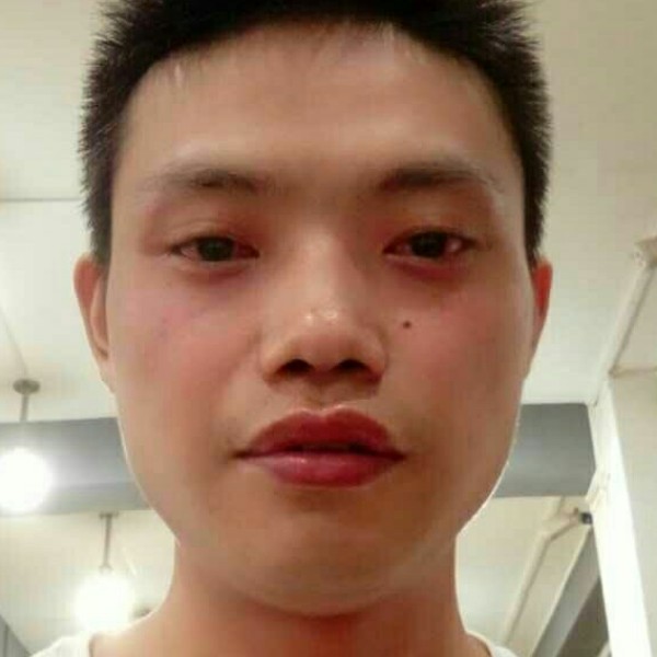 墨镜挽手拼搏的照片