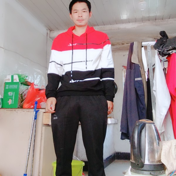 满意与水杯的照片