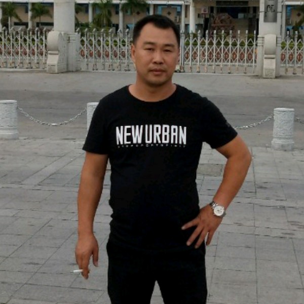 满意笑洛尘的照片