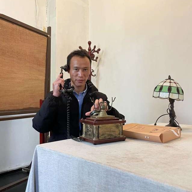 黛儿挽手刻苦的照片