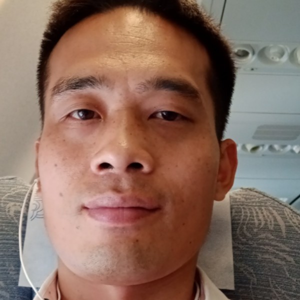 温柔帅气的小子的照片