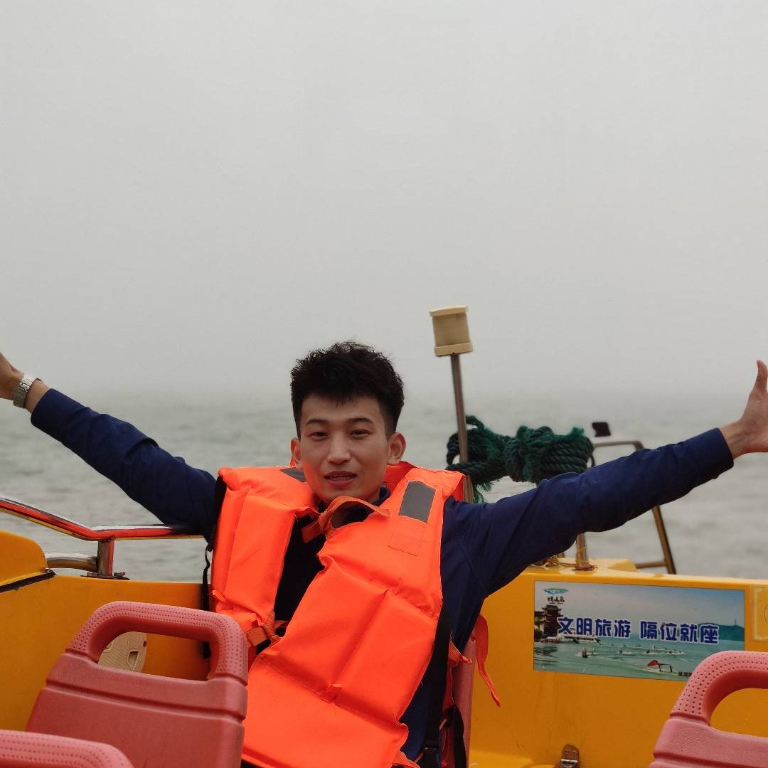 灰色运动裤的男生的照片