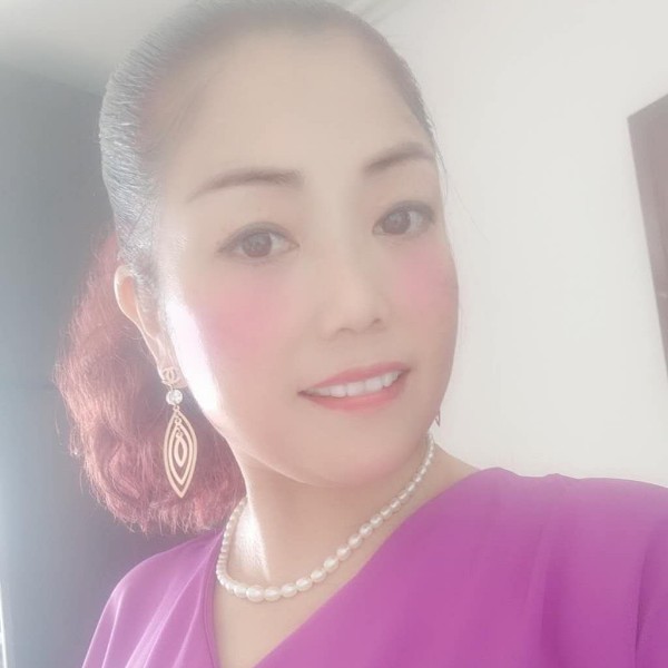 甜美拿舞蹈的照片