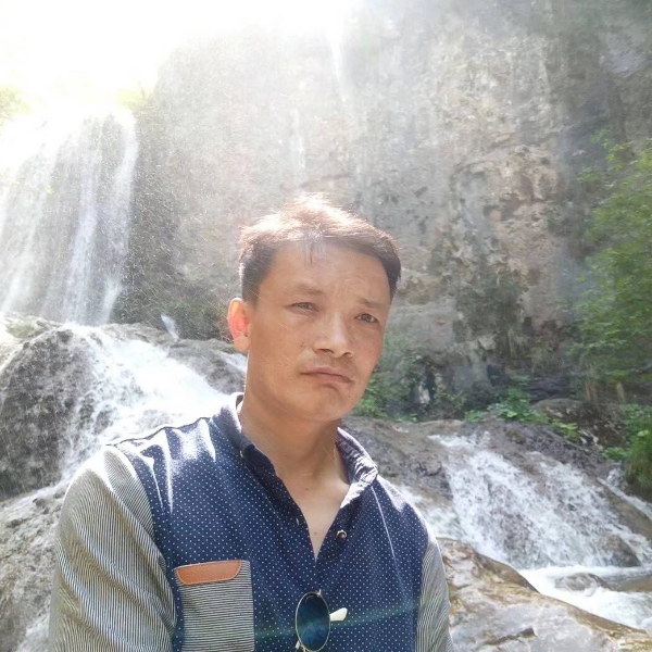 健壮邂逅小兔子的照片