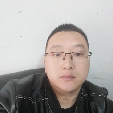 体贴踢小伙的照片