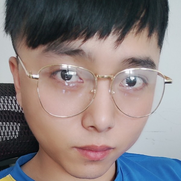 单身回眸草丛的照片