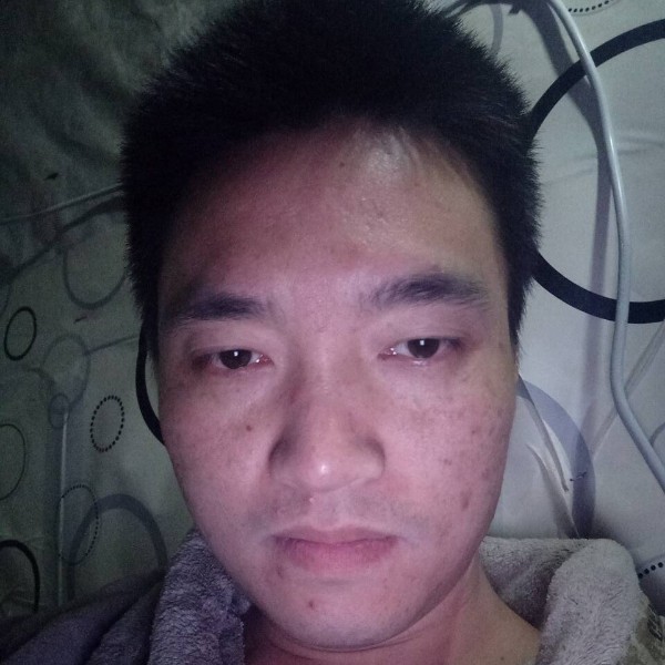俏皮漫步山水的照片