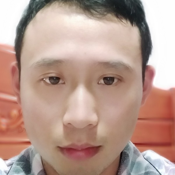 他低头打草稿。的照片