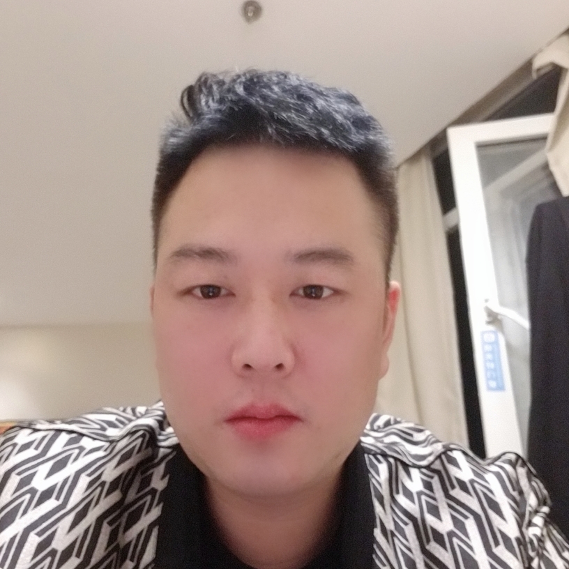 细心的黄蜂的照片