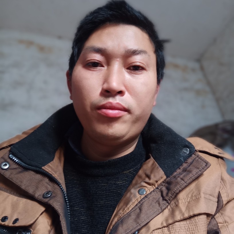 魔镜挽手忧郁的照片