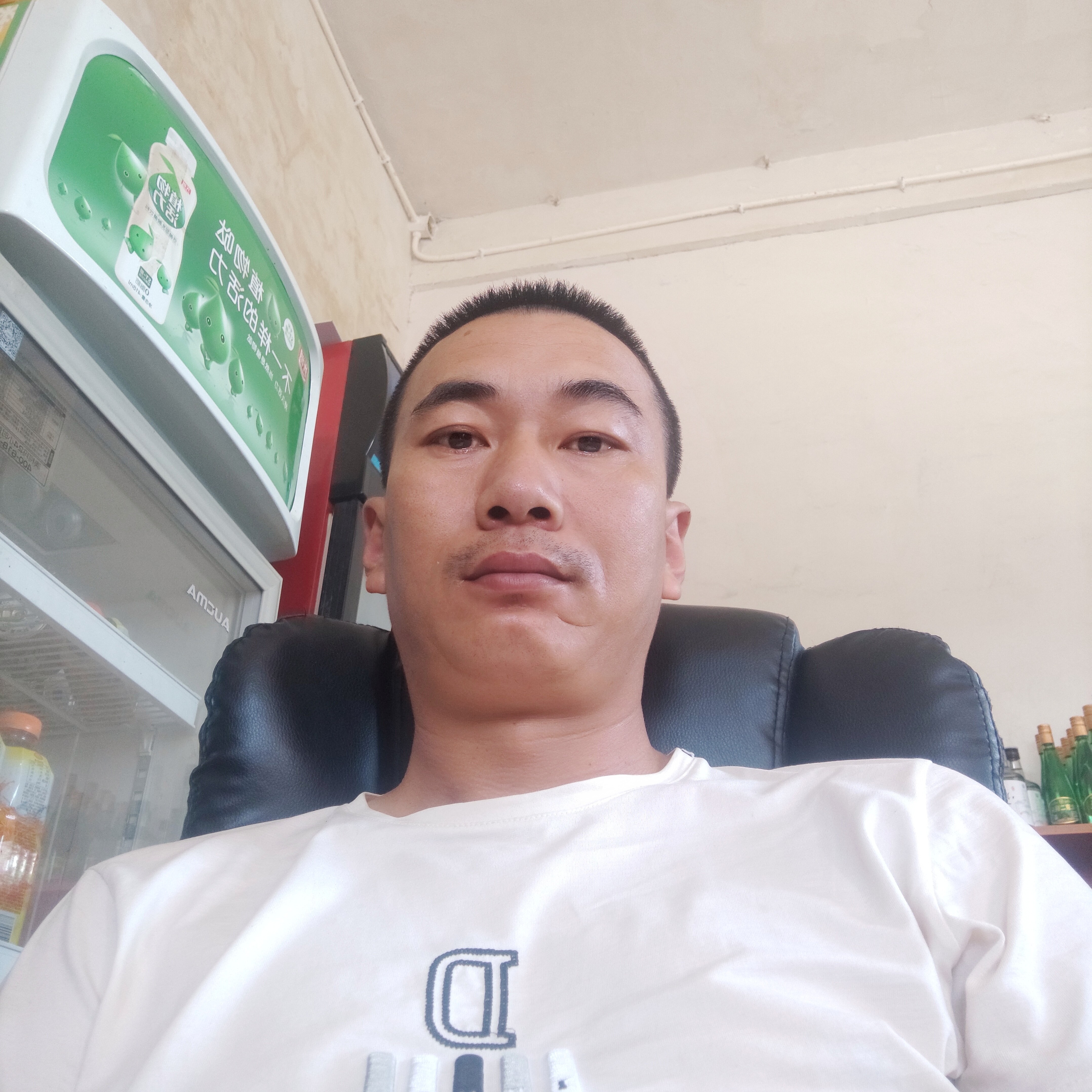 眼神踢不安的照片