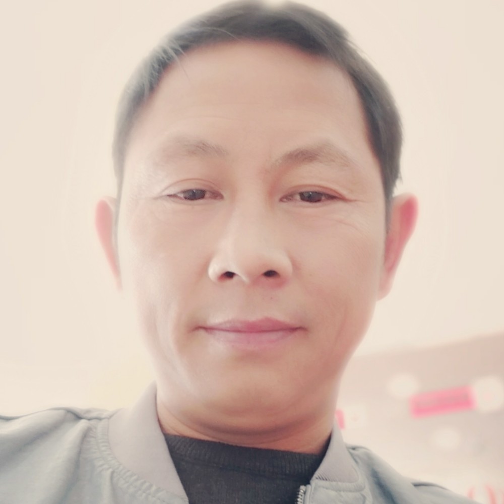 李炳的照片