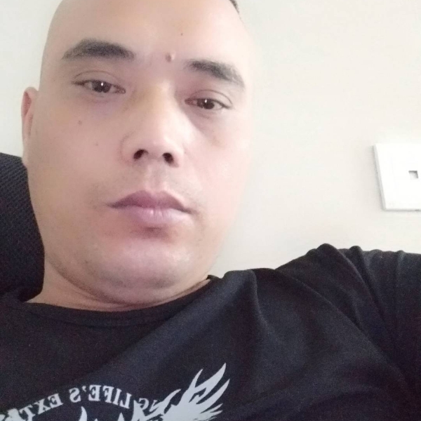 山峰少树的照片