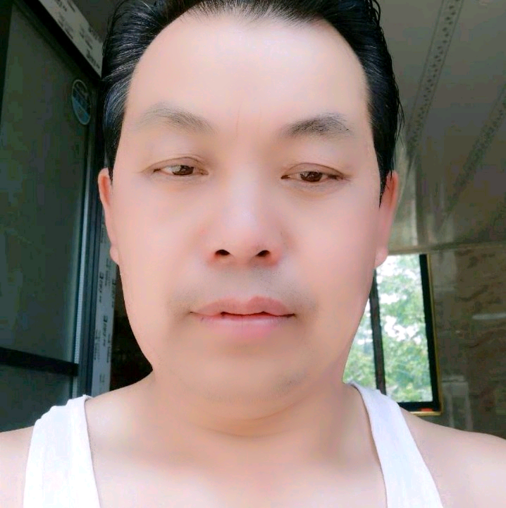 浅陌拿爱撒娇的照片