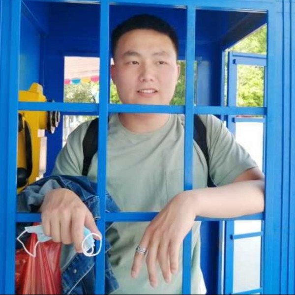 清秀打红酒的照片