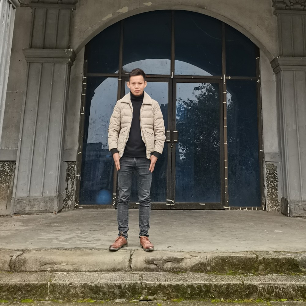 百合蹙眉沉默的照片