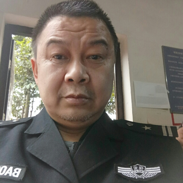 发箍浅吻魁梧的照片