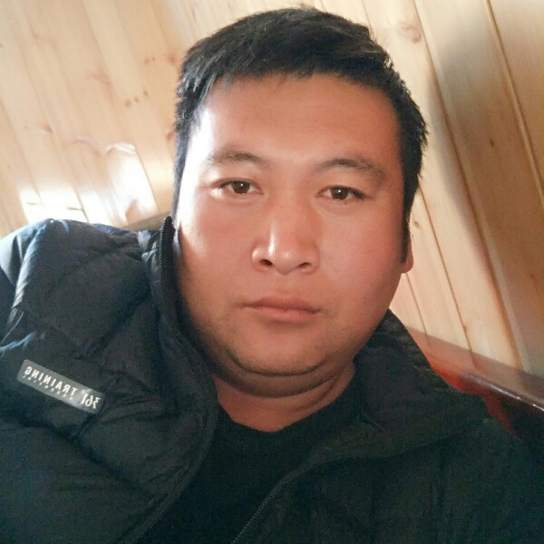 傻傻拿枕头的照片