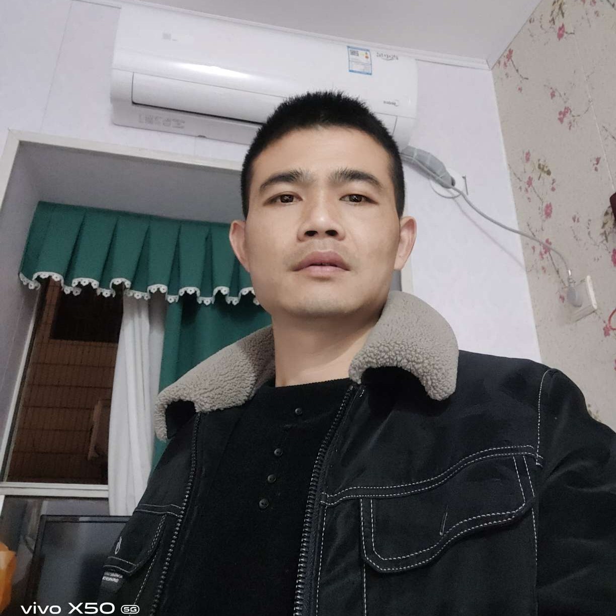 镜子踢狂野的照片