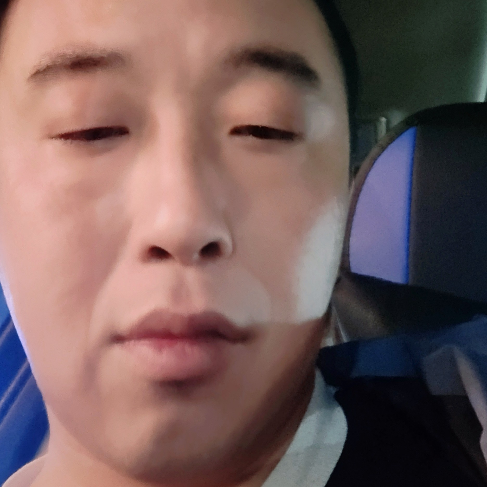 酷酷吃醋面包的照片