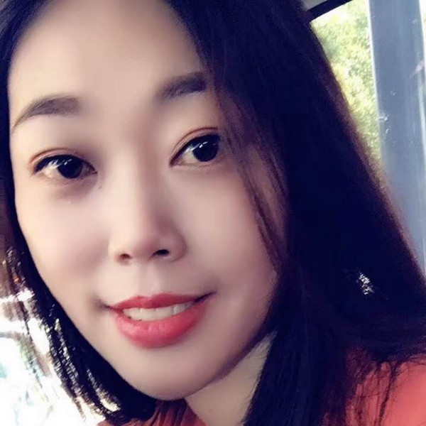 美好闻康乃馨的照片