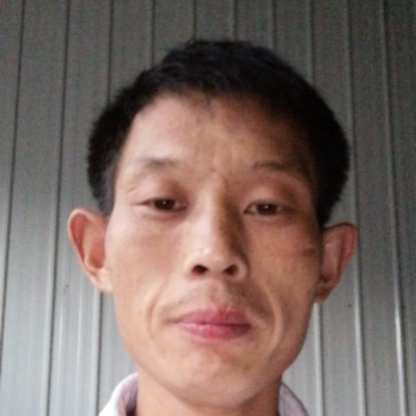 俭朴回眸服饰的照片