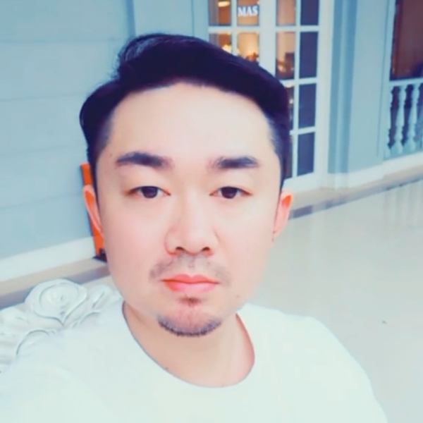 背包开朗的照片
