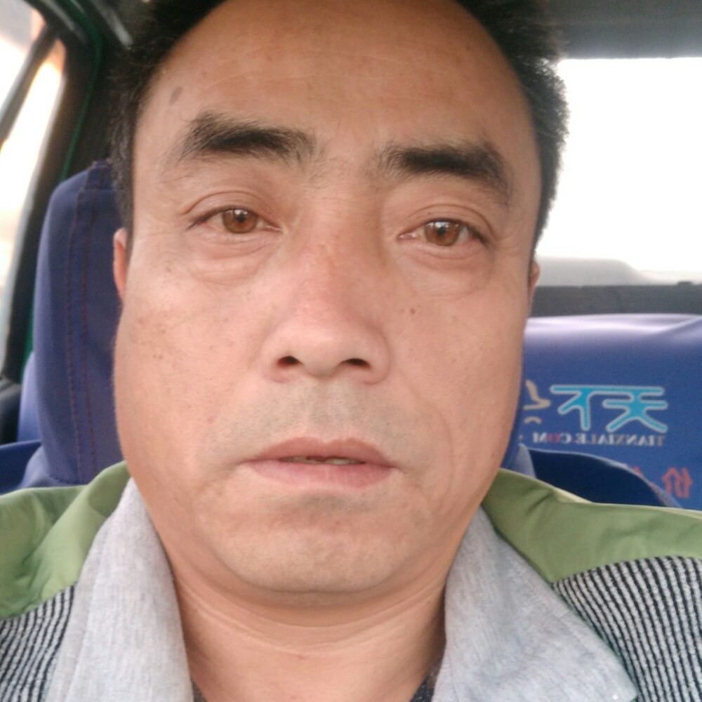 背包的爱笑农民的照片