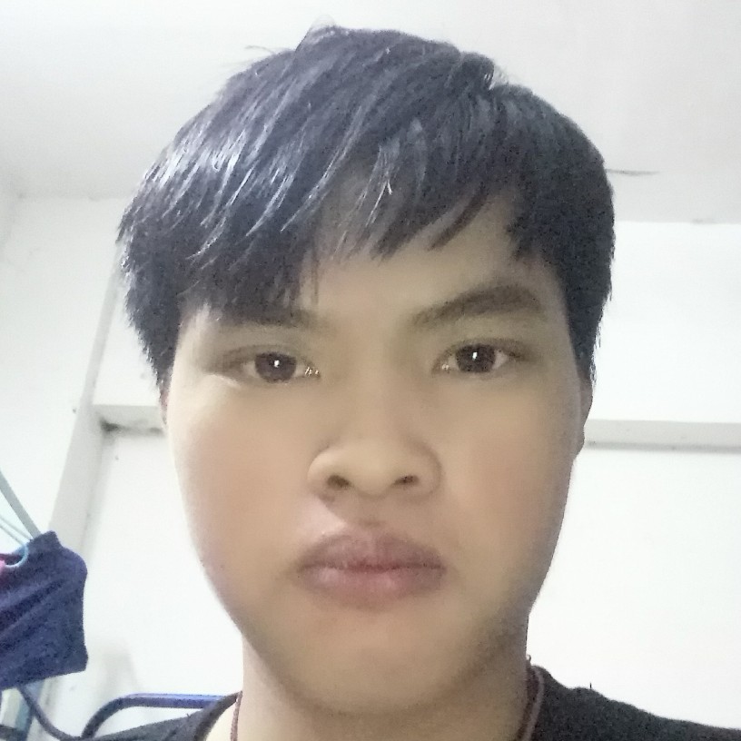 活泼回眸身影的照片