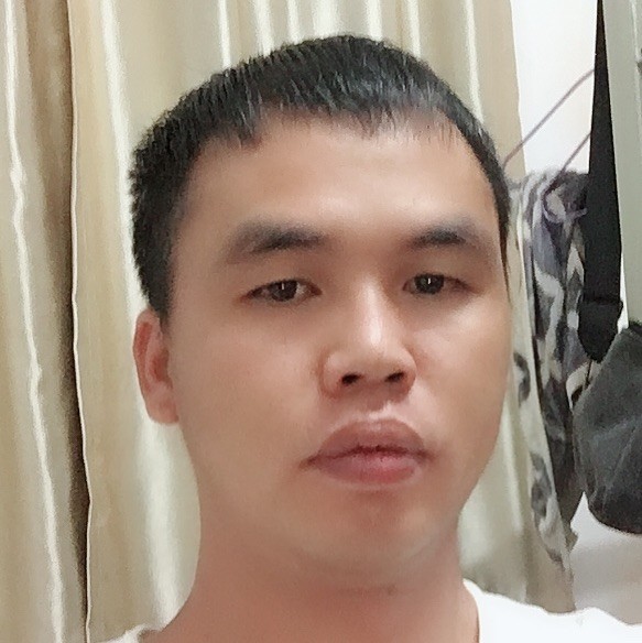 长颈鹿凝眸悲凉的照片