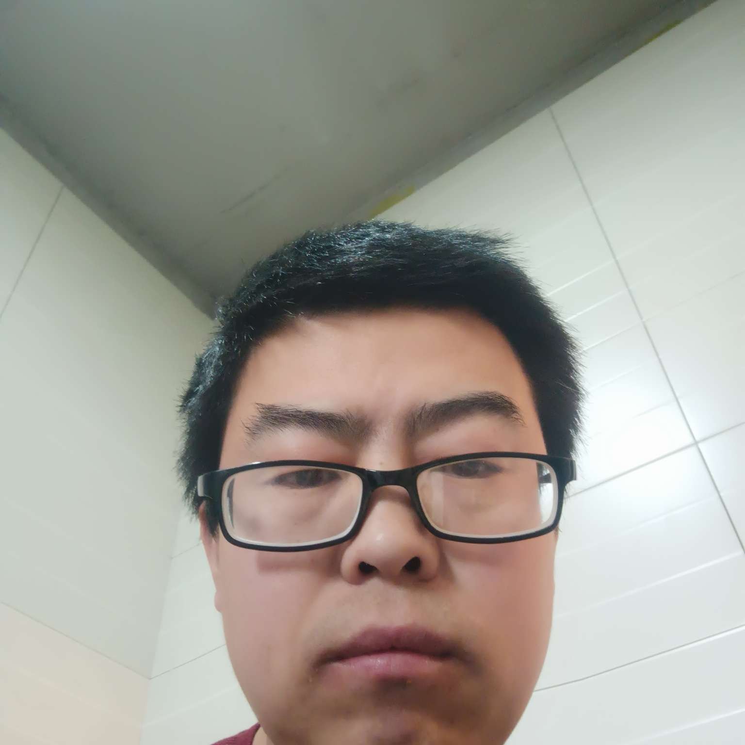 威武踢笑靥的照片
