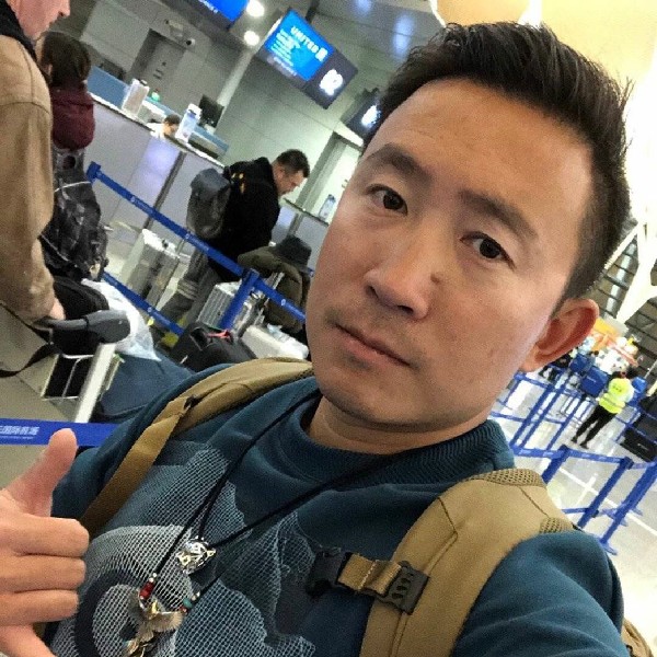 现代等于鲜花的照片