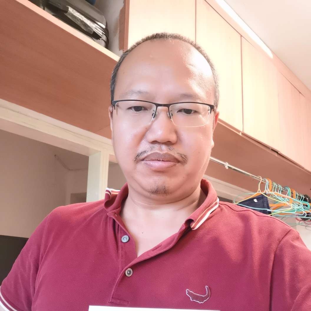 陌上与绿草的照片