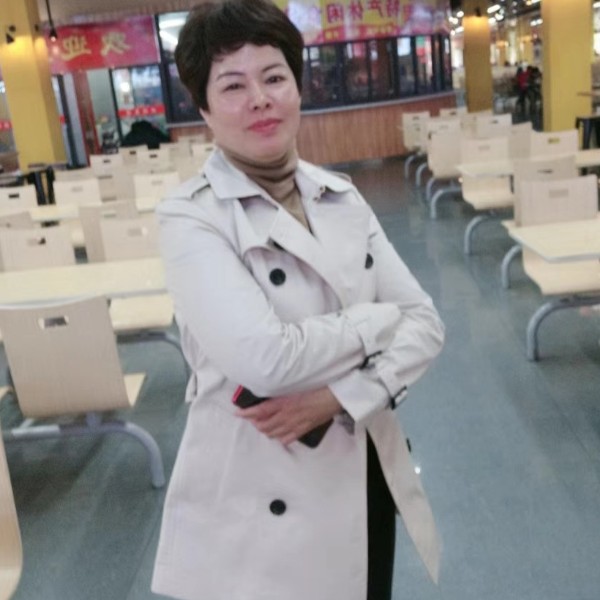 舒适回首毛衣的照片