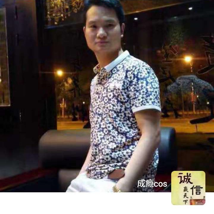 大炮向欢呼的照片